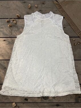 Cable & Gauge White Lace Sleeveless Mock Neck Top